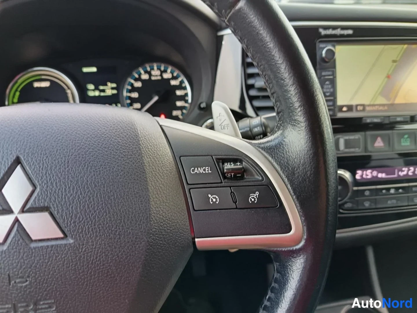 Musta Mitsubishi Outlander PHEV 2014, yksityiskohta, kuva 9