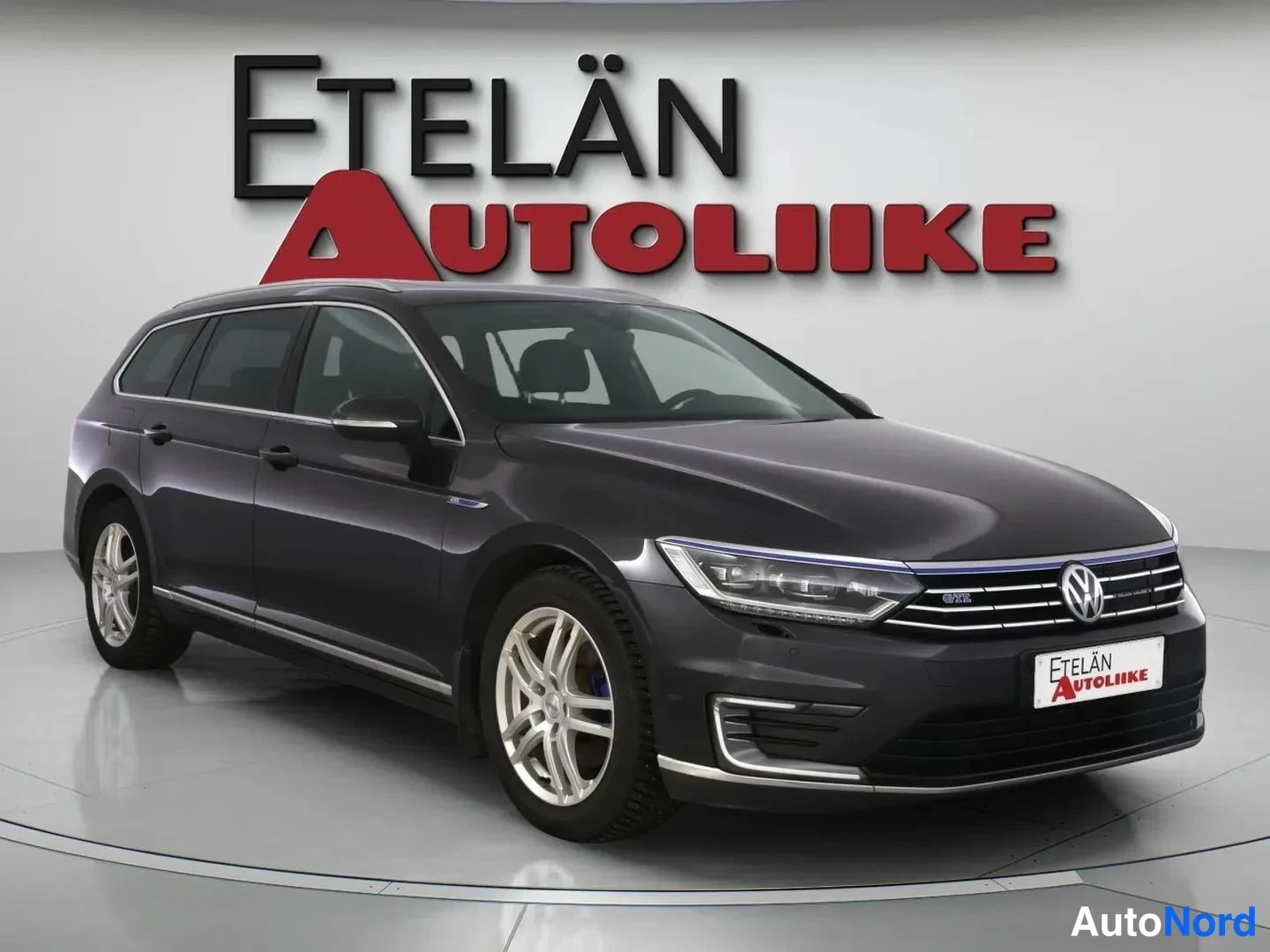 Grå Volkswagen Passat Variant 2018, snett framifrån, fronten åt höger, bild 2
