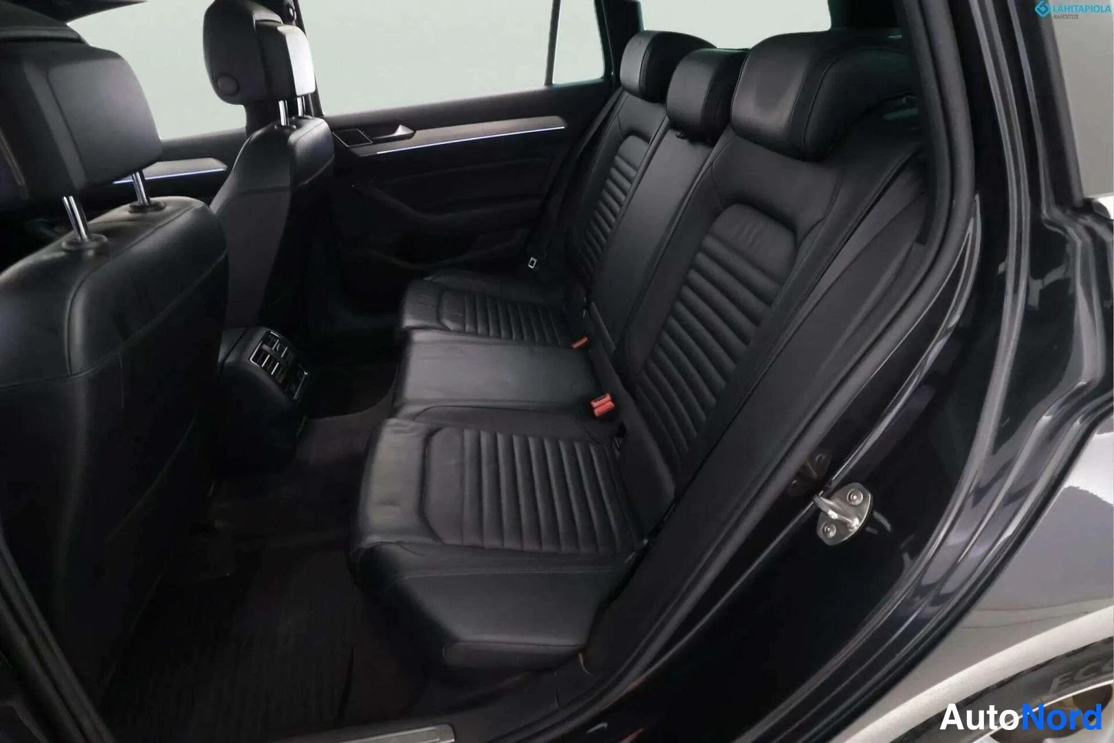 Grå Volkswagen Passat Variant 2018, baksäten, bild 11