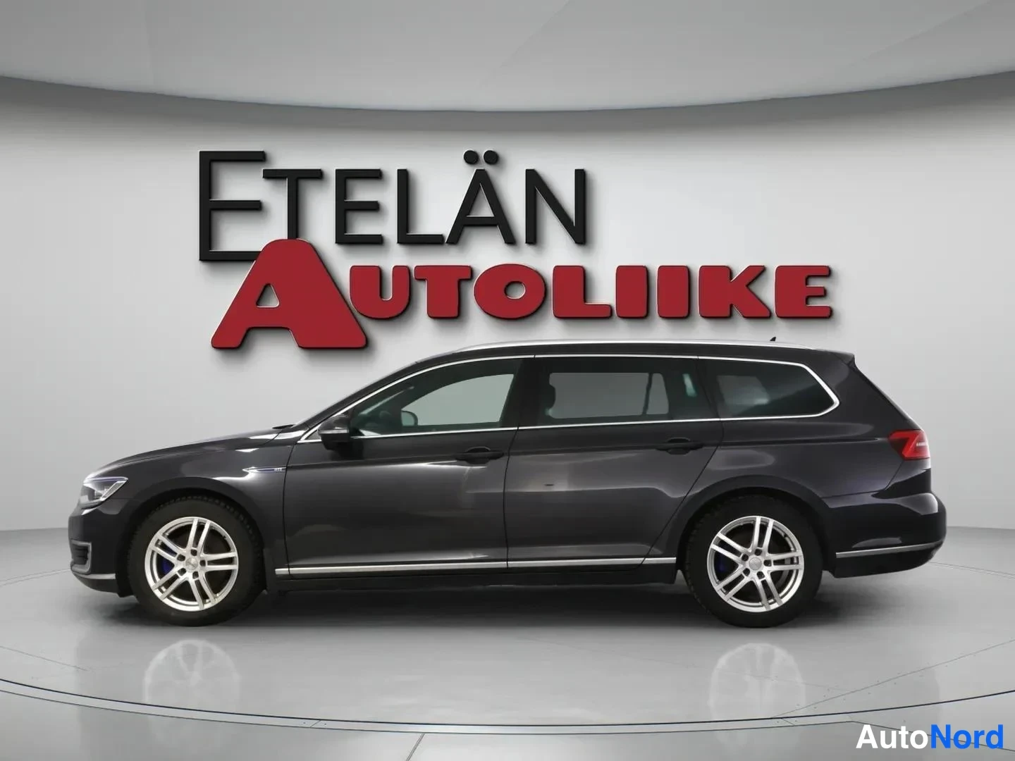 Grå Volkswagen Passat Variant 2018, från sidan, bild 4