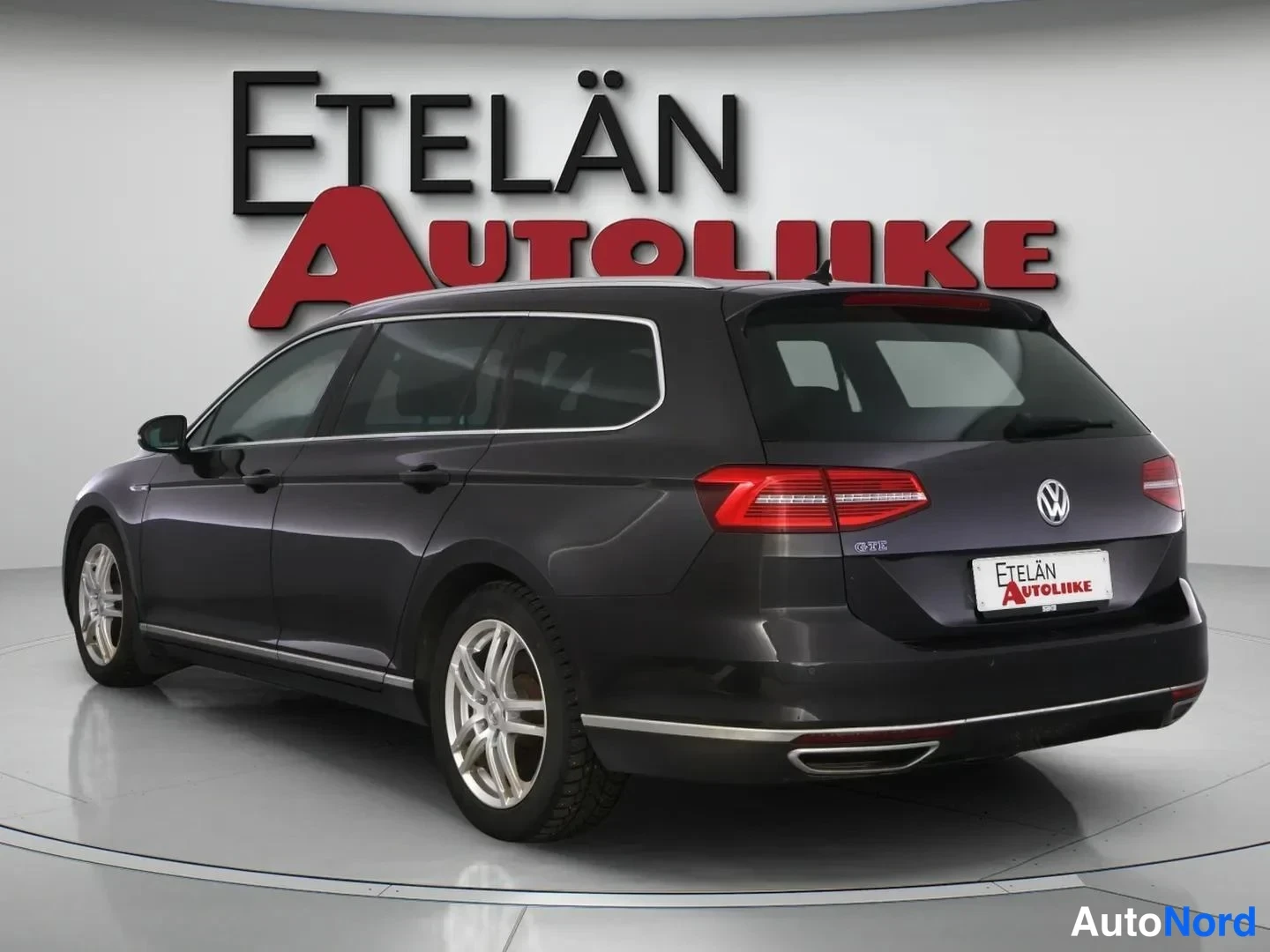 Grå Volkswagen Passat Variant 2018, snett bakifrån, bild 5
