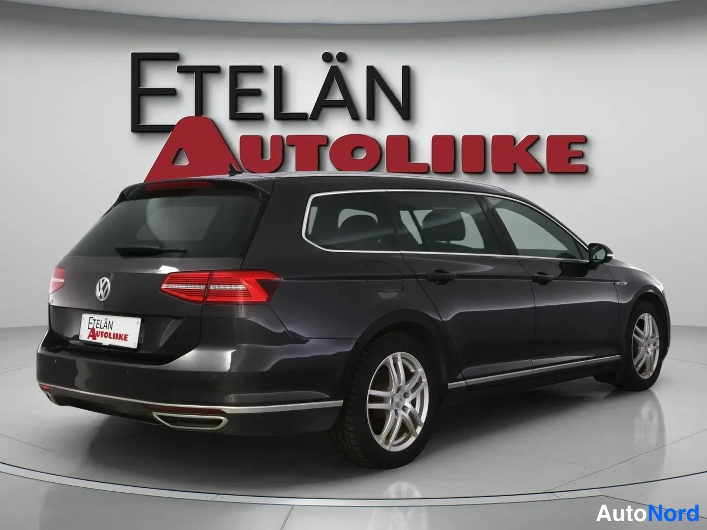 Grå Volkswagen Passat Variant 2018, snett bakifrån, bild 6