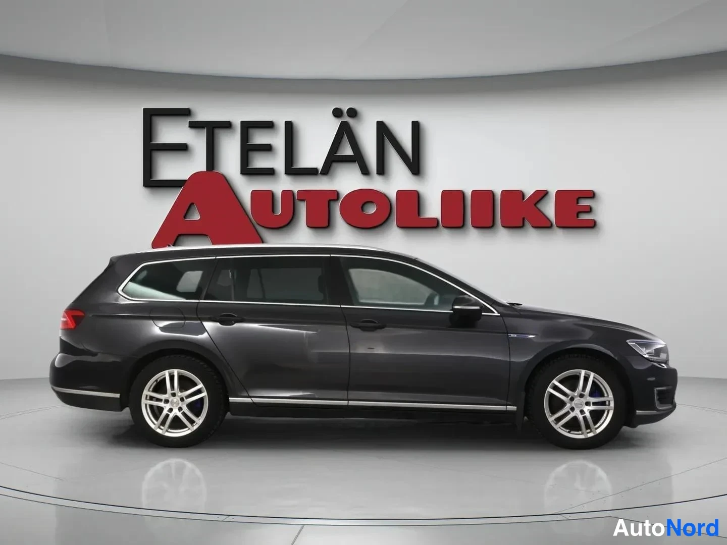 Grå Volkswagen Passat Variant 2018, snett framifrån, fronten åt höger, bild 3