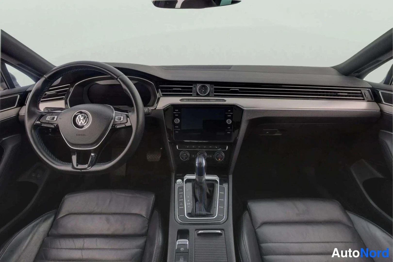 Grå Volkswagen Passat Variant 2018, förarplats, bild 7