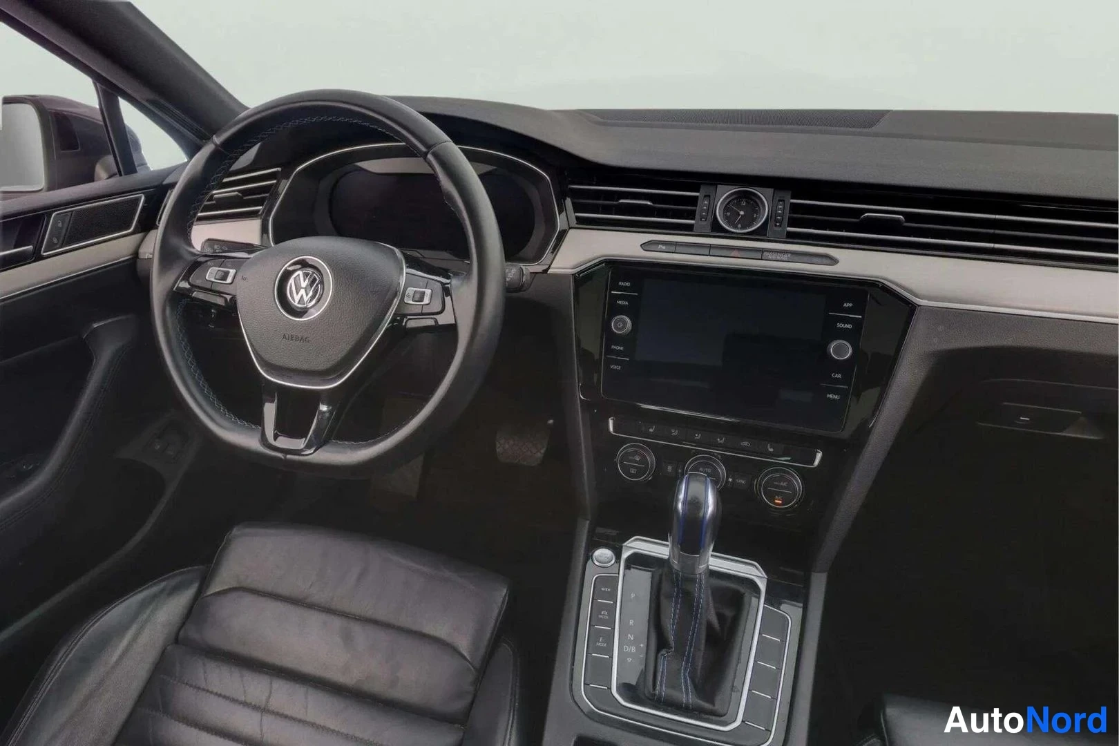 Grå Volkswagen Passat Variant 2018, förarplats, bild 8