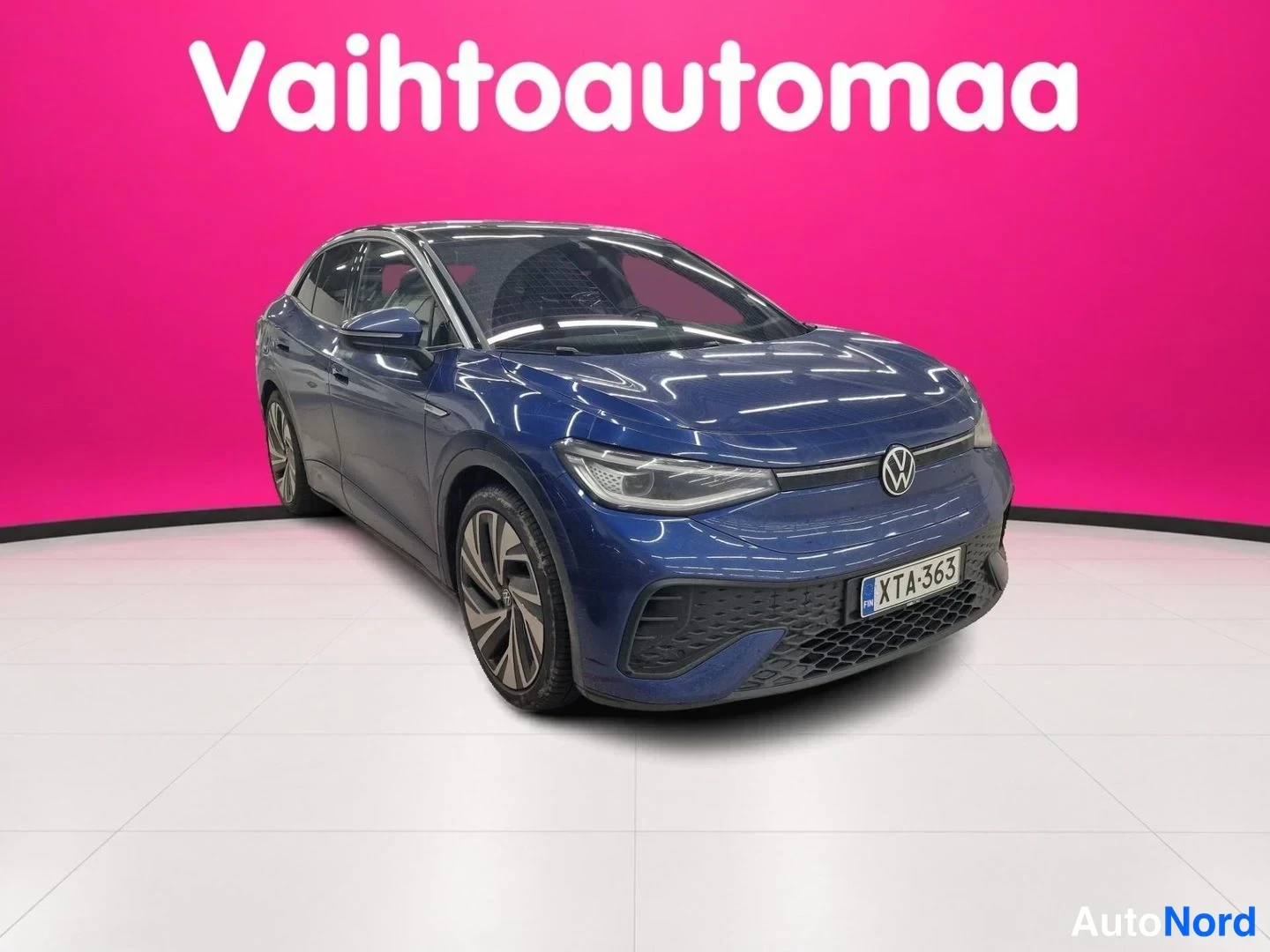 Blå Volkswagen ID.5 2023, snett framifrån, fronten åt höger, bild 2