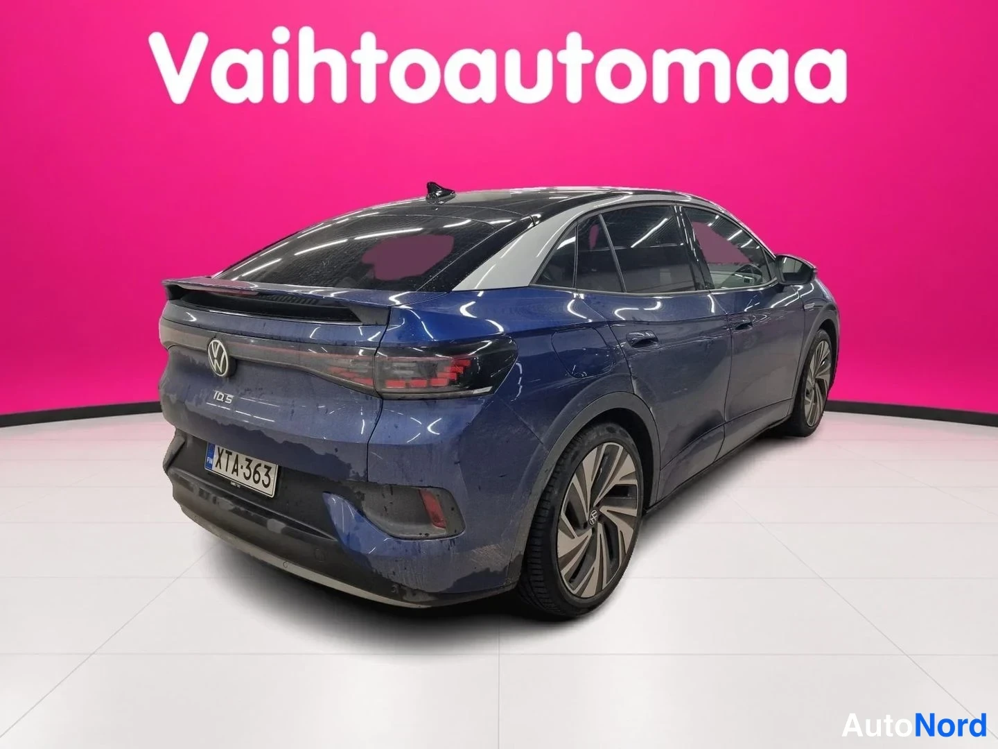 Blå Volkswagen ID.5 2023, snett bakifrån, bild 3