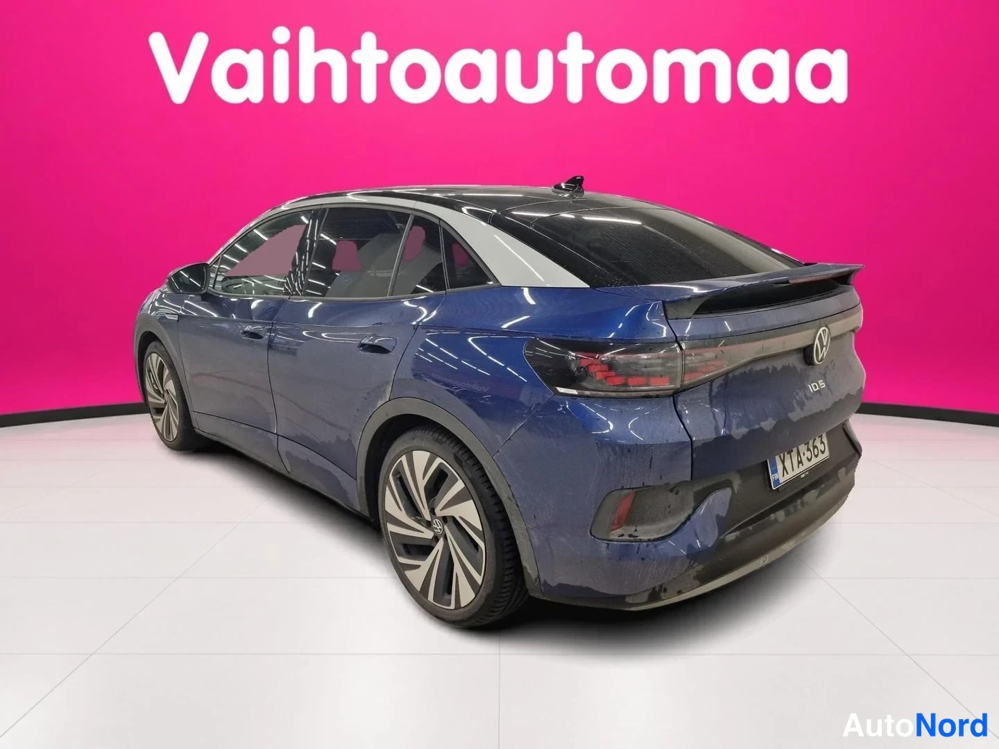 Blå Volkswagen ID.5 2023, snett bakifrån, bild 4