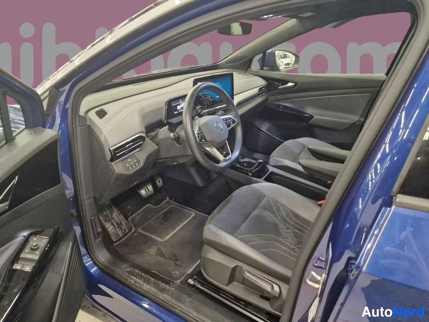 Blå Volkswagen ID.5 2023, förarplats, bild 5