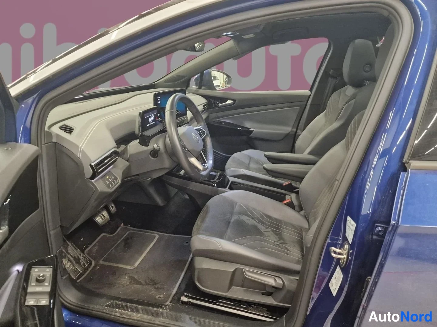 Blå Volkswagen ID.5 2023, framsäten, bild 6