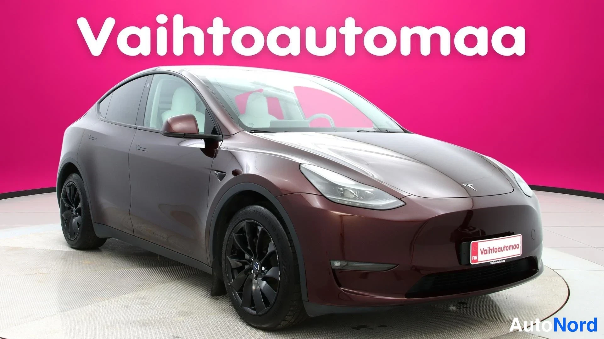 Punainen Tesla Model Y 2023, etuviisto, keula oikealle, kuva 3