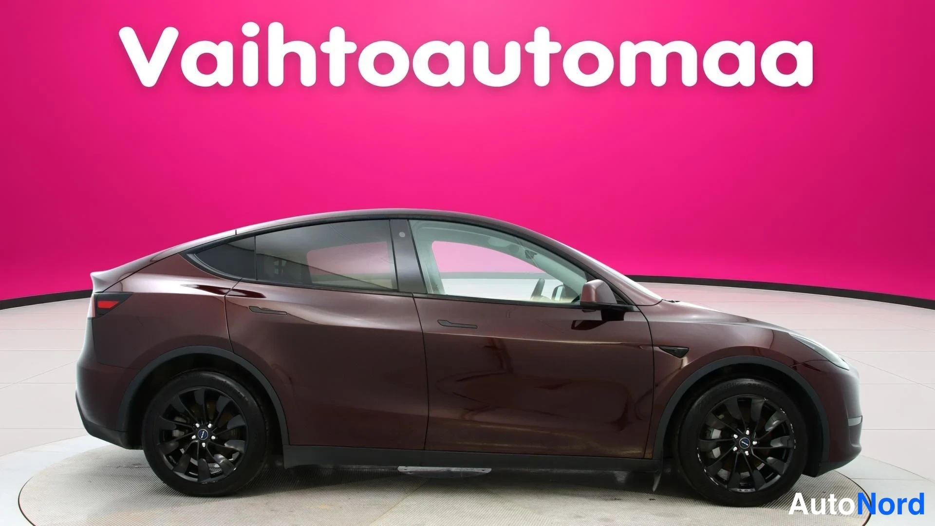 Punainen Tesla Model Y 2023, sivulta, kuva 4
