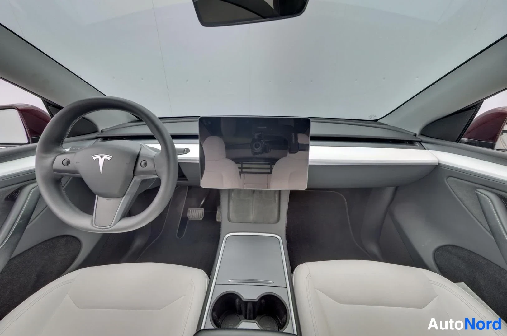 Punainen Tesla Model Y 2023, ohjaamo, kuva 8