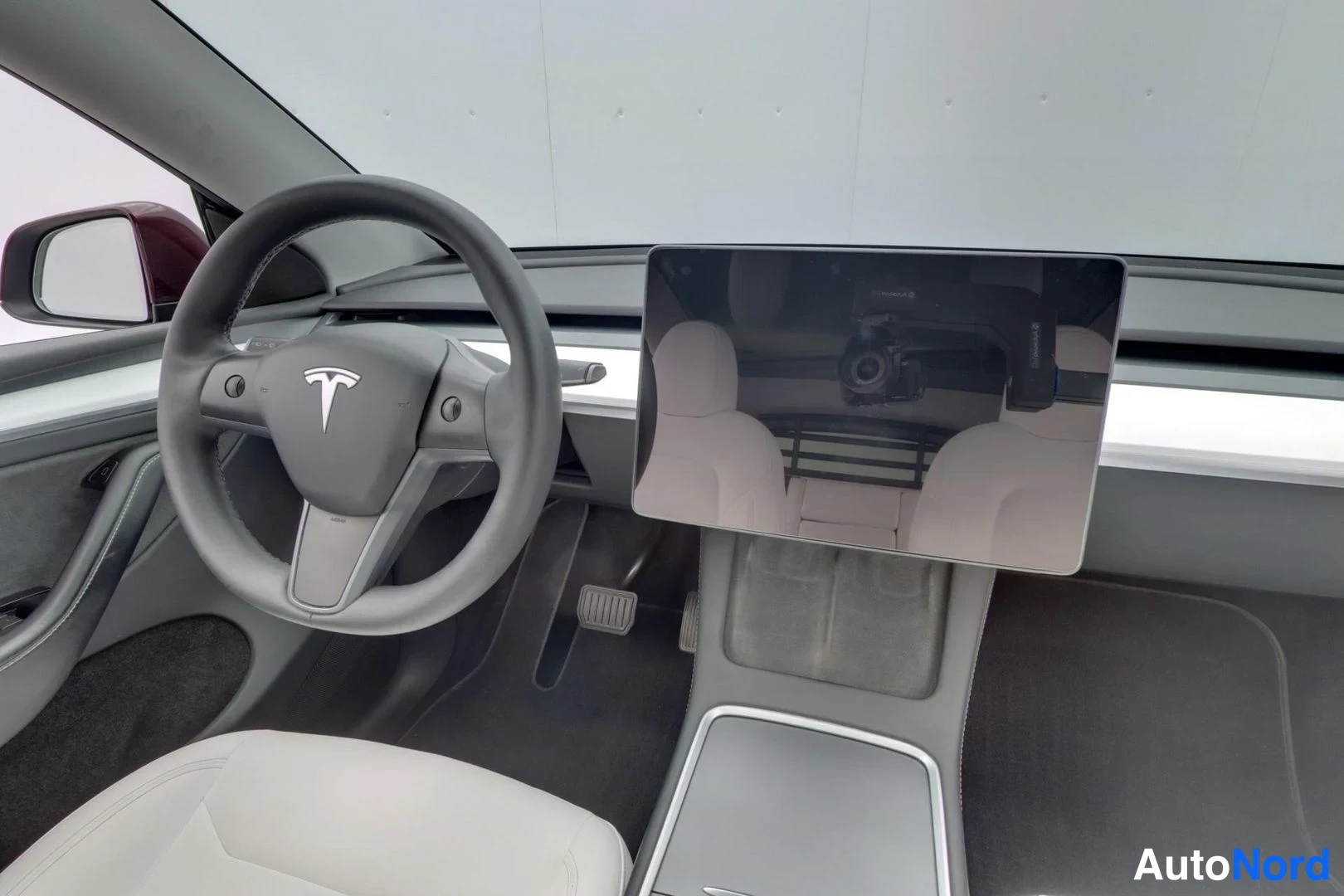 Punainen Tesla Model Y 2023, ohjaamo, kuva 9