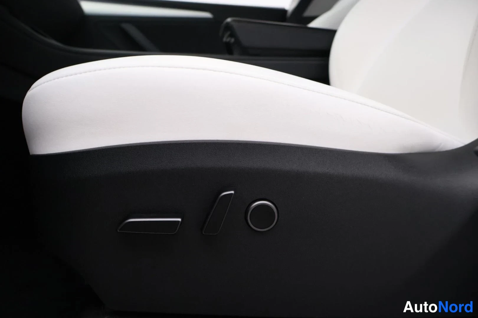 Punainen Tesla Model Y 2023, yksityiskohta, kuva 15