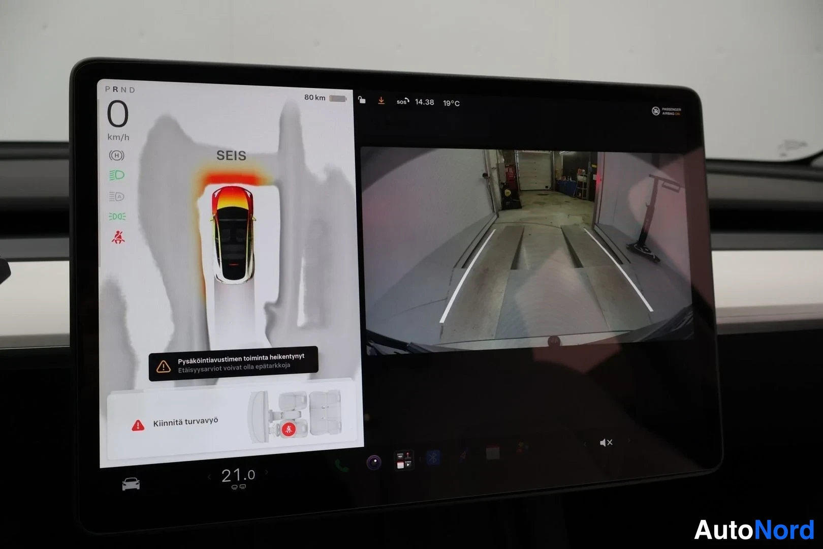 Punainen Tesla Model Y 2023, yksityiskohta, kuva 16
