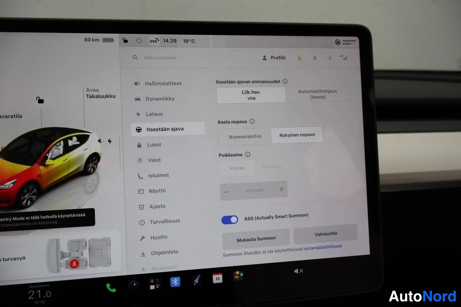 Punainen Tesla Model Y 2023, yksityiskohta, kuva 22