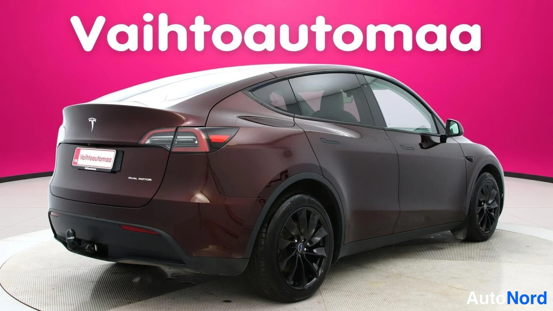 Punainen Tesla Model Y 2023, takaviisto, kuva 5