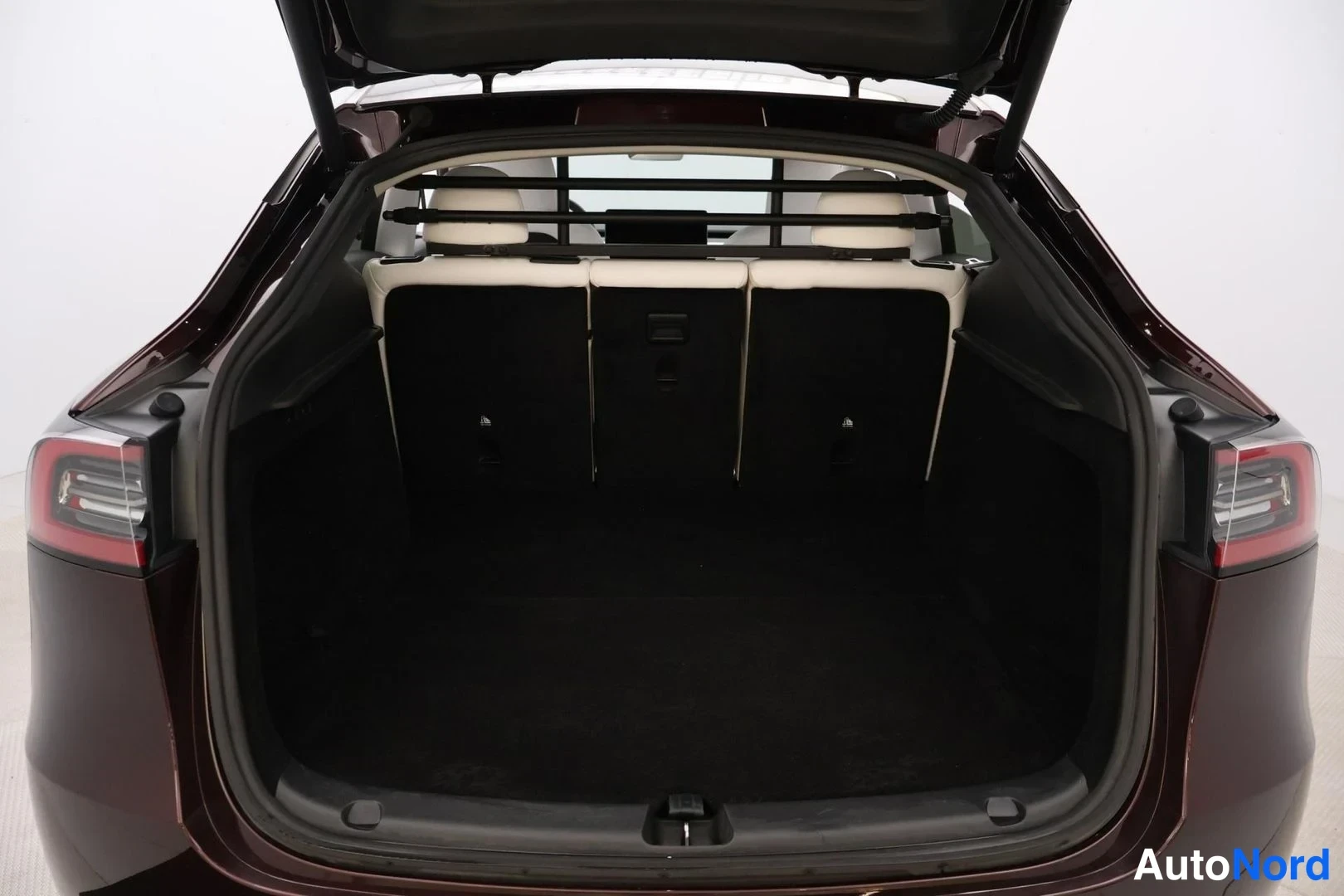Punainen Tesla Model Y 2023, tavaratila, kuva 13