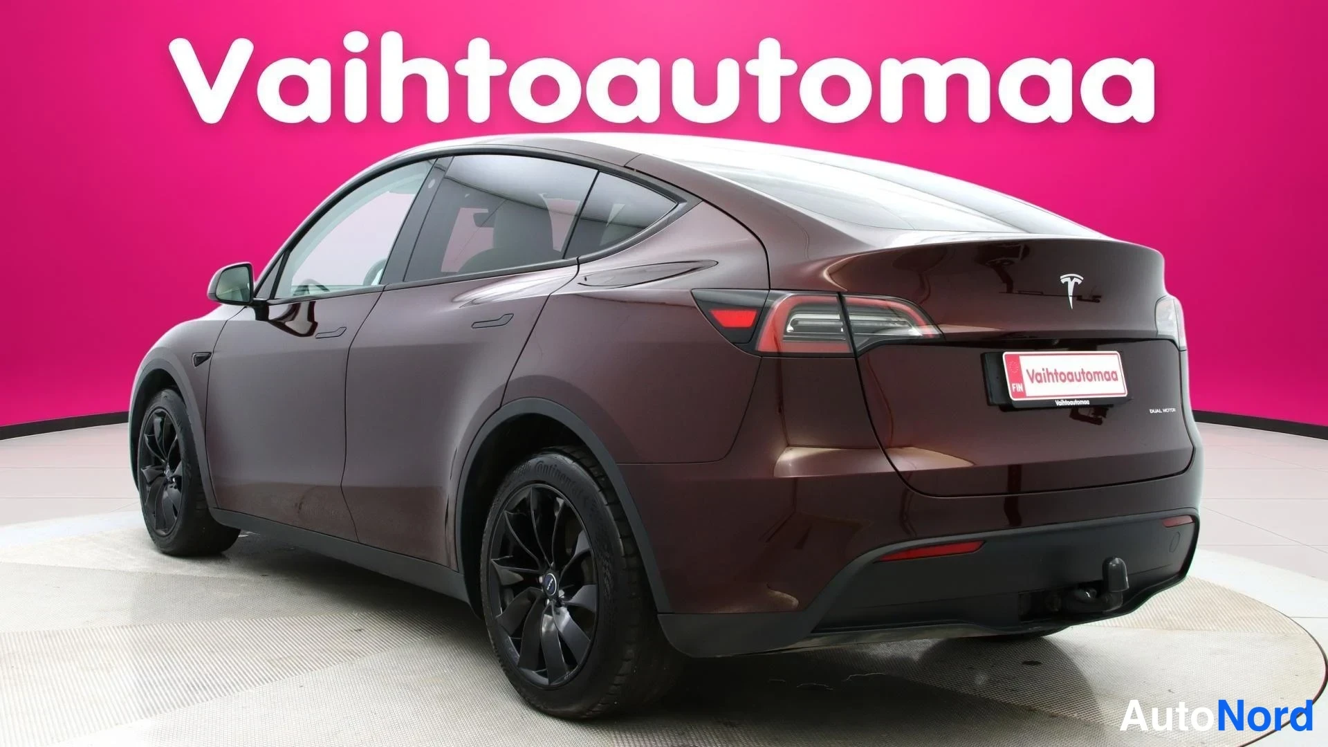 Punainen Tesla Model Y 2023, takaviisto, kuva 6