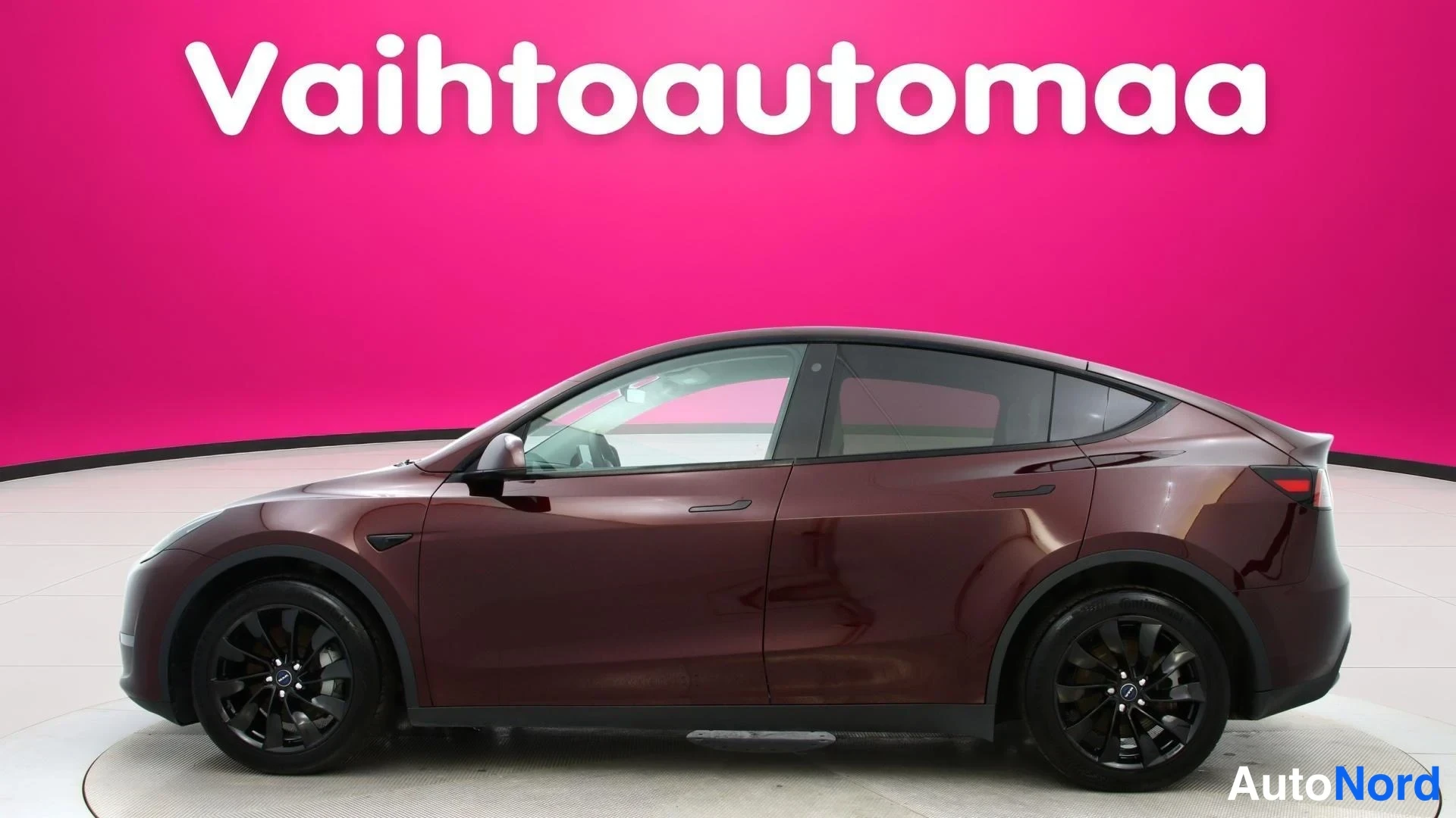 Punainen Tesla Model Y 2023, etuviisto, keula vasemmalle, kuva 2