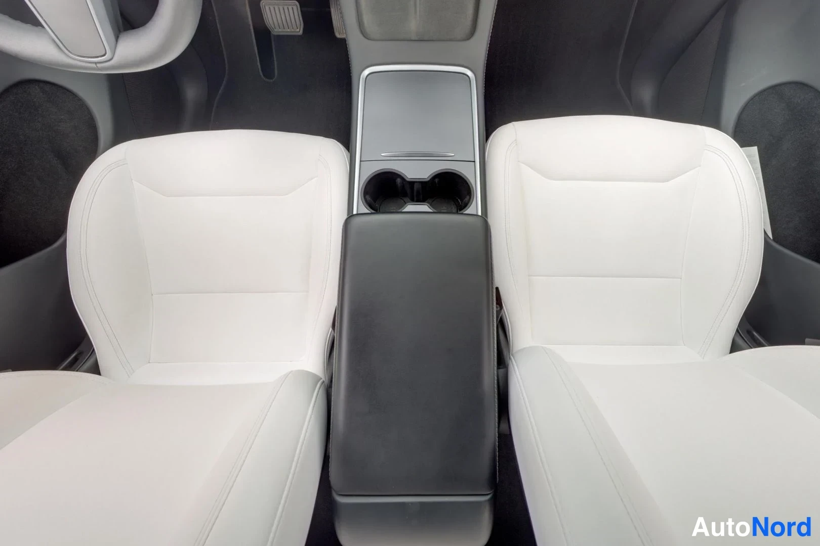Punainen Tesla Model Y 2023, etuistuimet, kuva 10