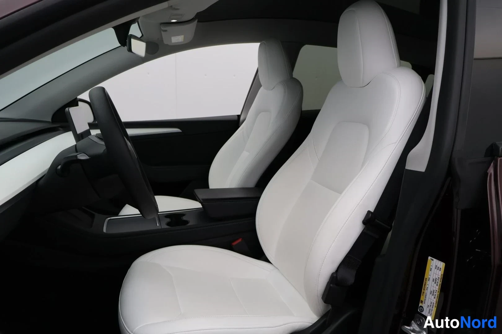 Punainen Tesla Model Y 2023, etuistuimet, kuva 11