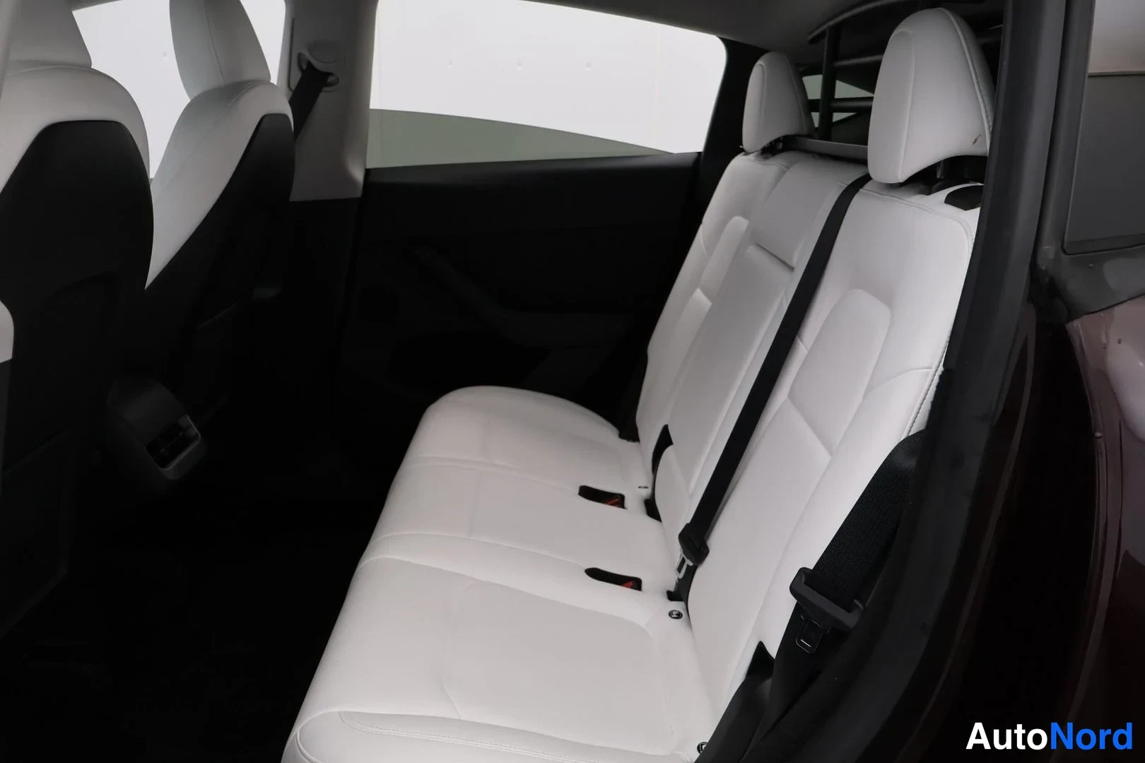 Punainen Tesla Model Y 2023, takaistuimet, kuva 12