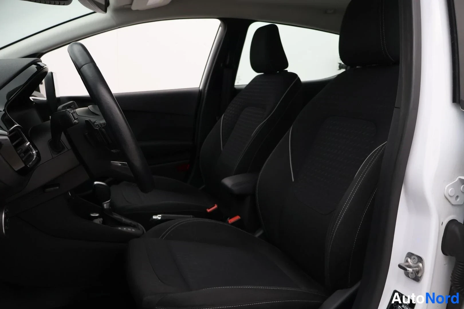 White Ford Fiesta 2019, front seats, photo 9