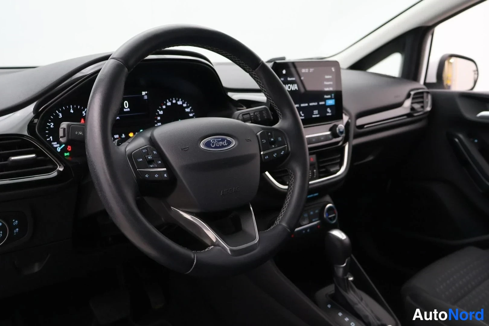 White Ford Fiesta 2019, cockpit, photo 7