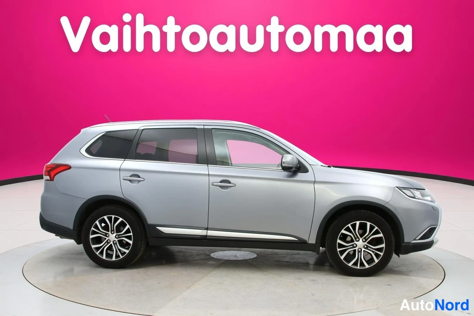 Harmaa Mitsubishi Outlander 2016, sivulta, kuva 4