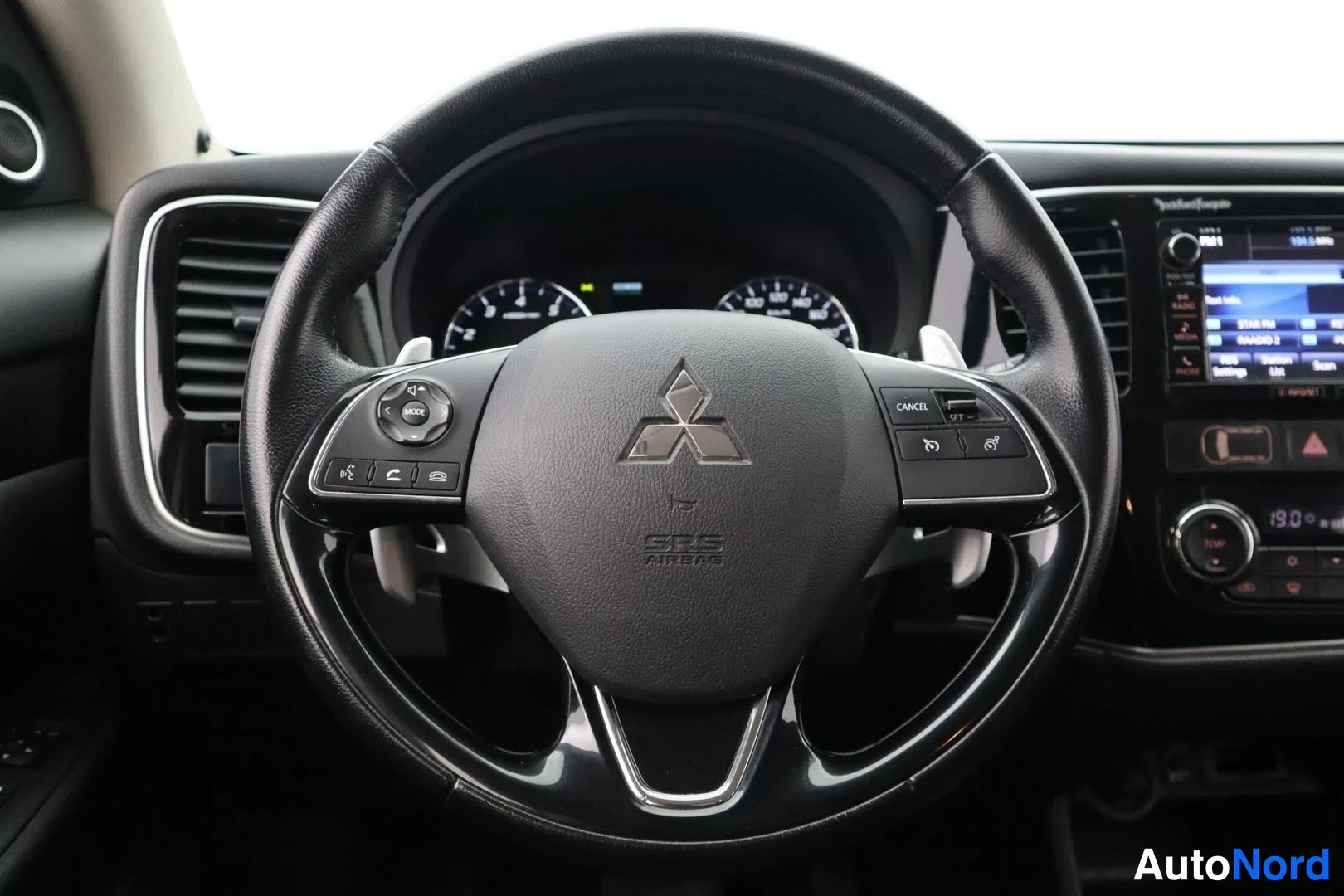 Harmaa Mitsubishi Outlander 2016, yksityiskohta, kuva 17