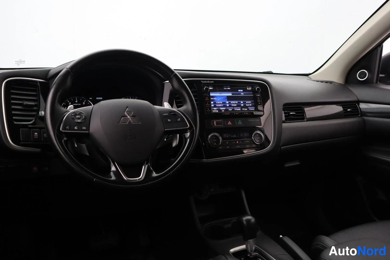 Harmaa Mitsubishi Outlander 2016, ohjaamo, kuva 9