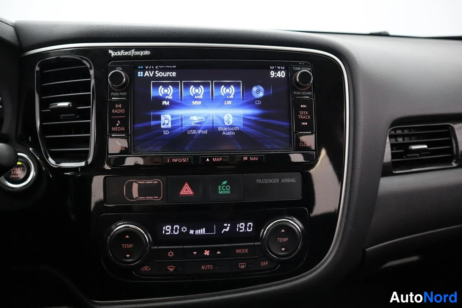 Harmaa Mitsubishi Outlander 2016, ohjaamo, kuva 11
