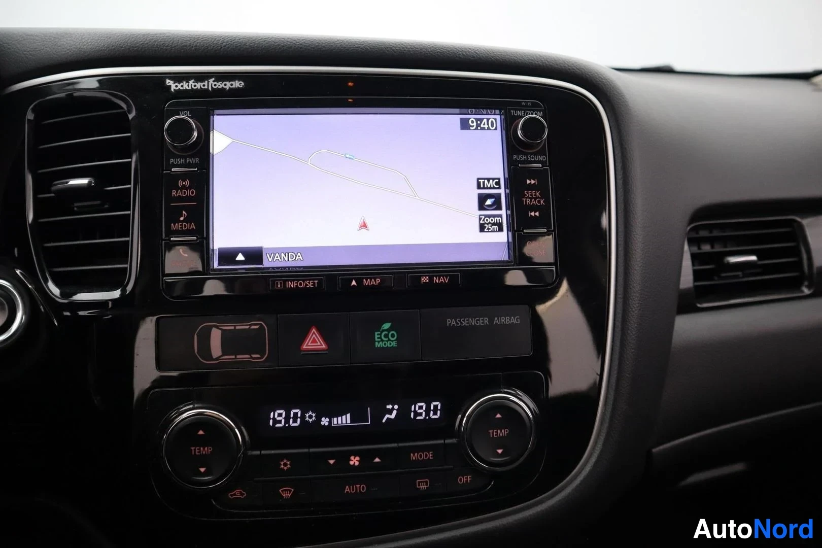Harmaa Mitsubishi Outlander 2016, ohjaamo, kuva 12
