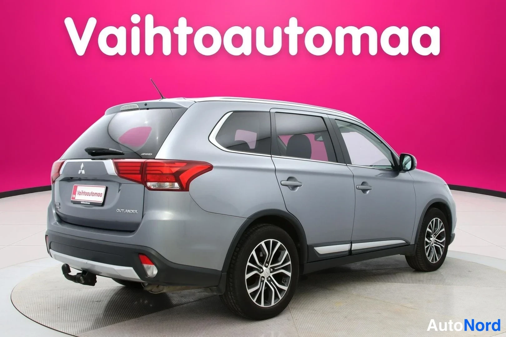 Harmaa Mitsubishi Outlander 2016, takaviisto, kuva 5