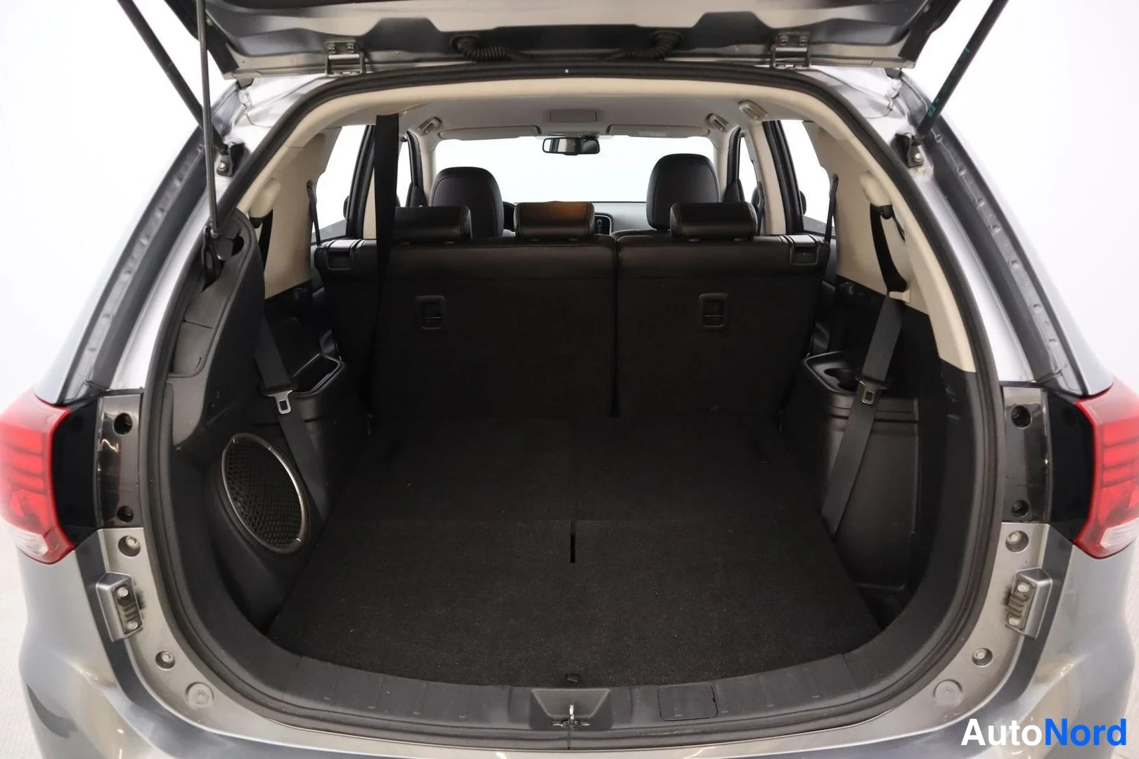 Harmaa Mitsubishi Outlander 2016, tavaratila, kuva 16