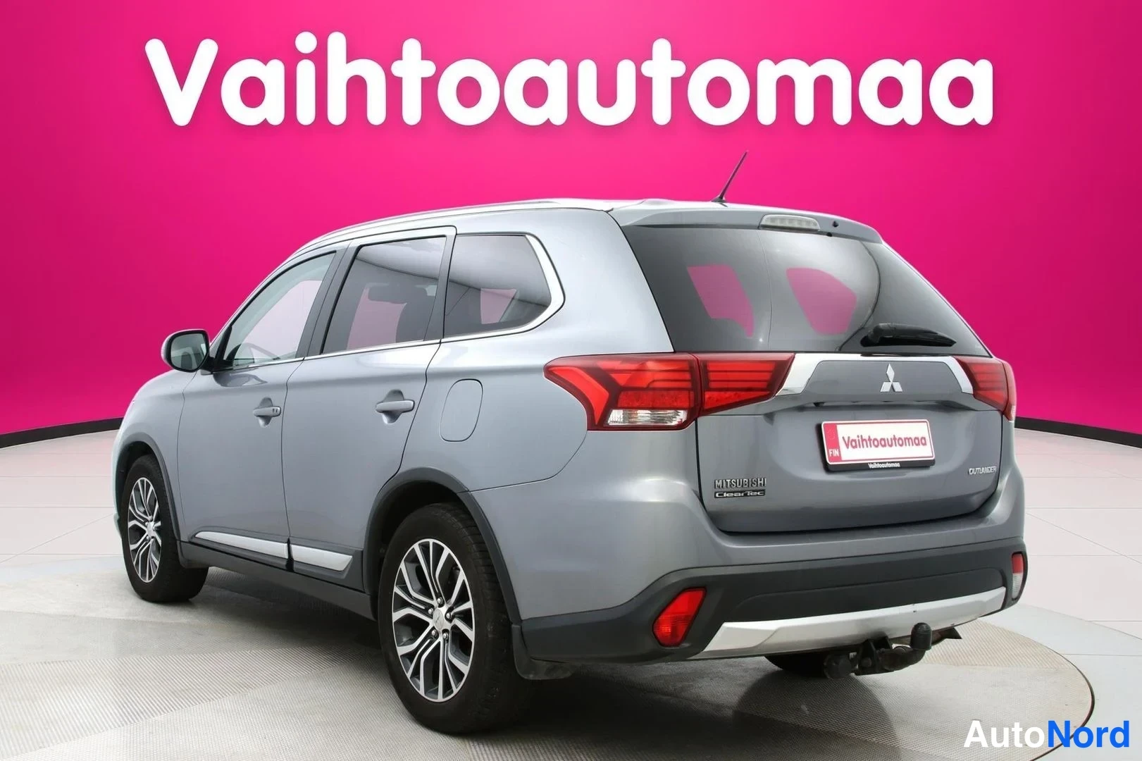 Harmaa Mitsubishi Outlander 2016, takaviisto, kuva 6