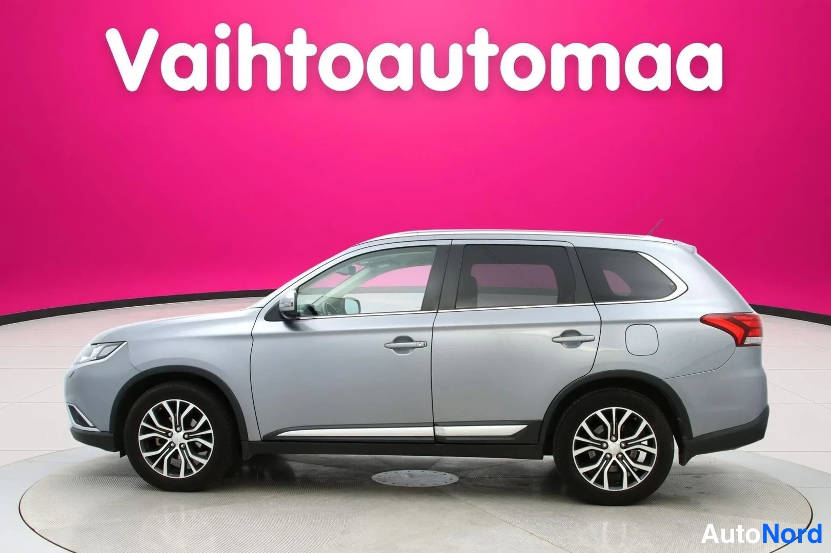 Harmaa Mitsubishi Outlander 2016, sivulta, kuva 3