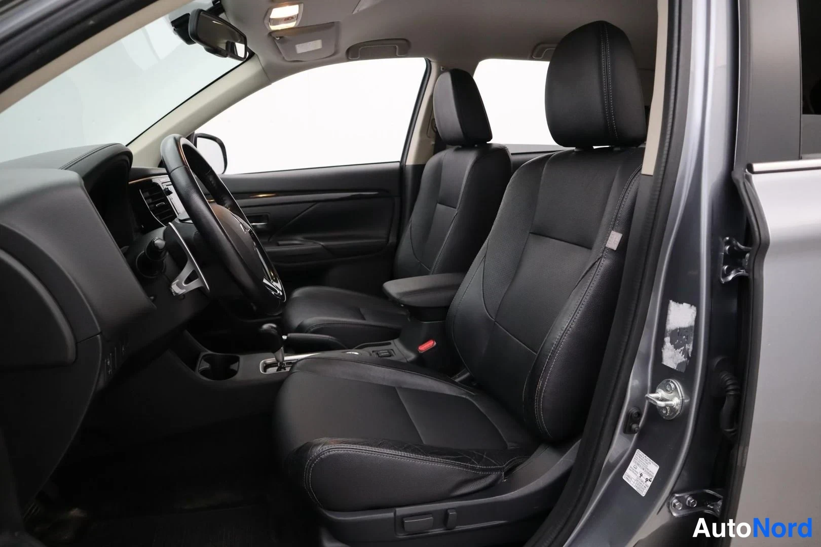 Harmaa Mitsubishi Outlander 2016, etuistuimet, kuva 13
