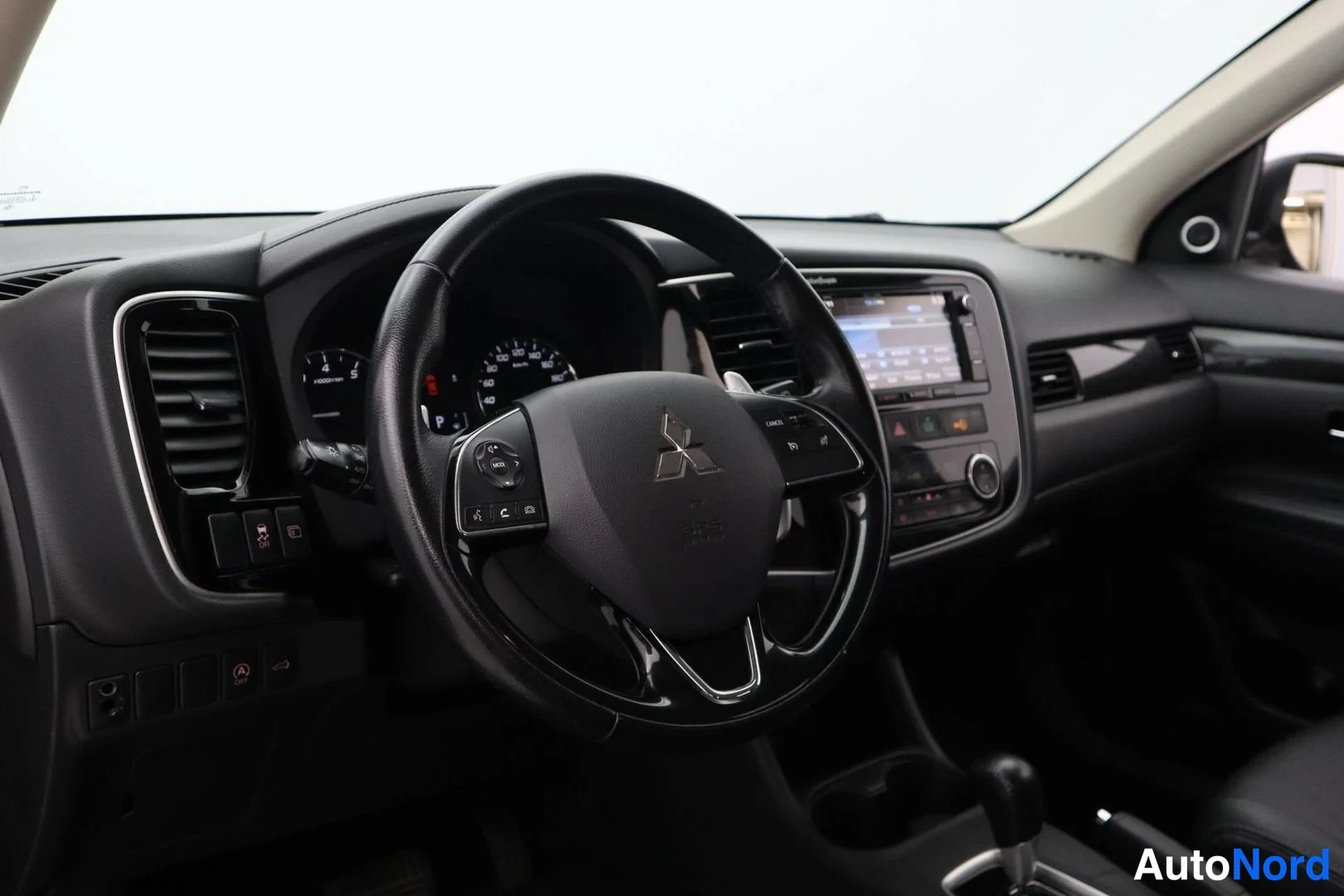 Harmaa Mitsubishi Outlander 2016, ohjaamo, kuva 7