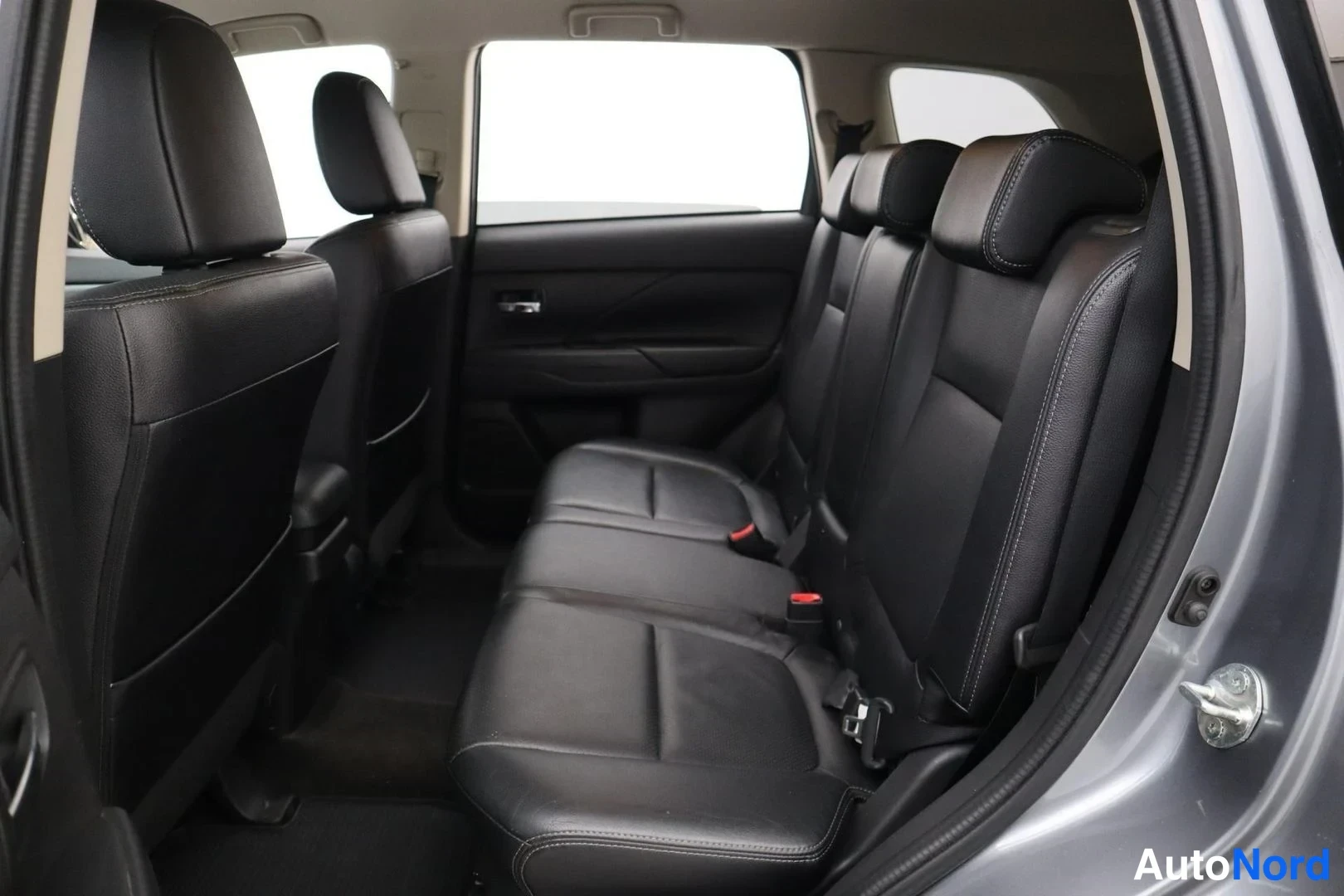 Harmaa Mitsubishi Outlander 2016, takaistuimet, kuva 14