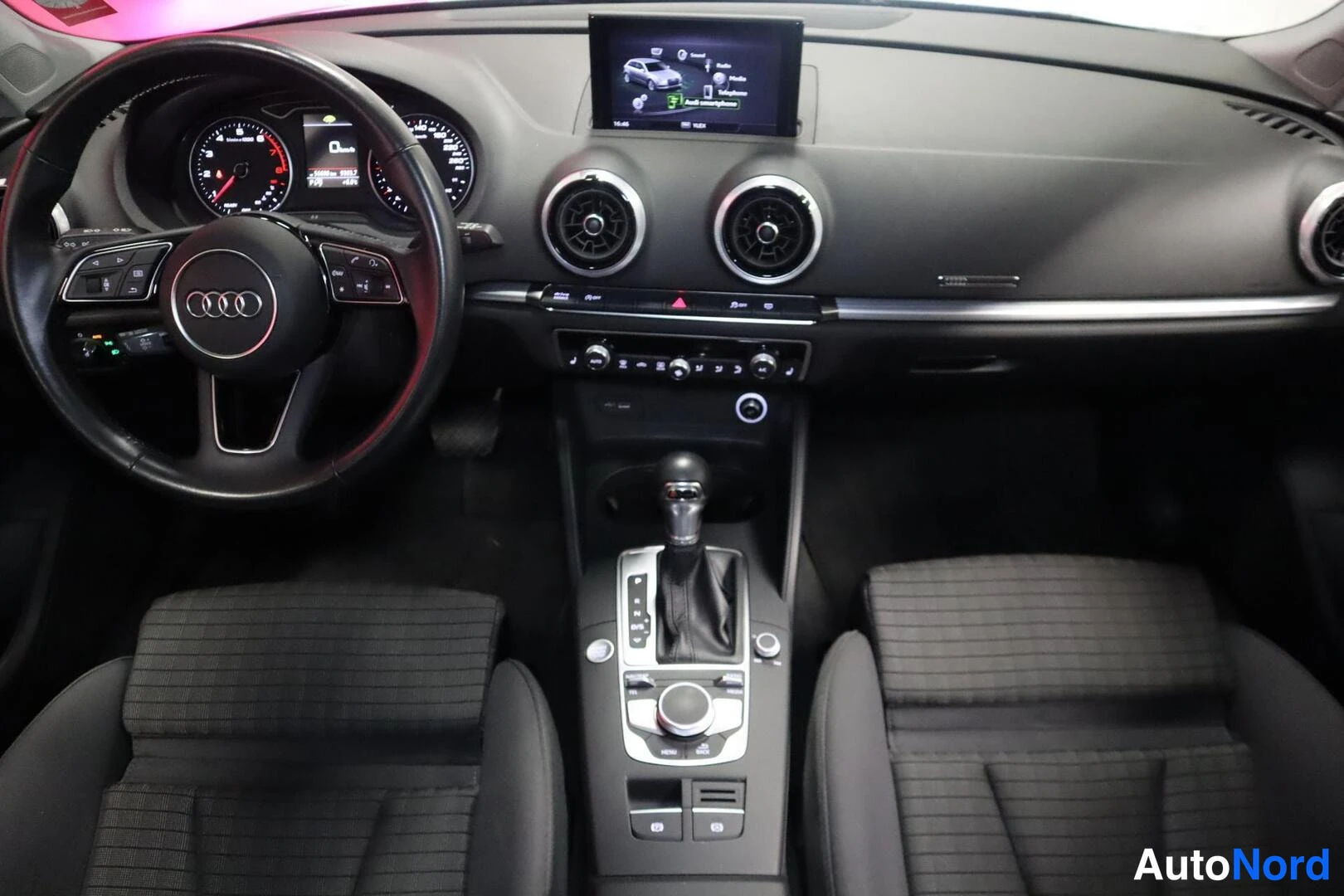 Musta Audi A3 Sportback 2018, ohjaamo, kuva 8
