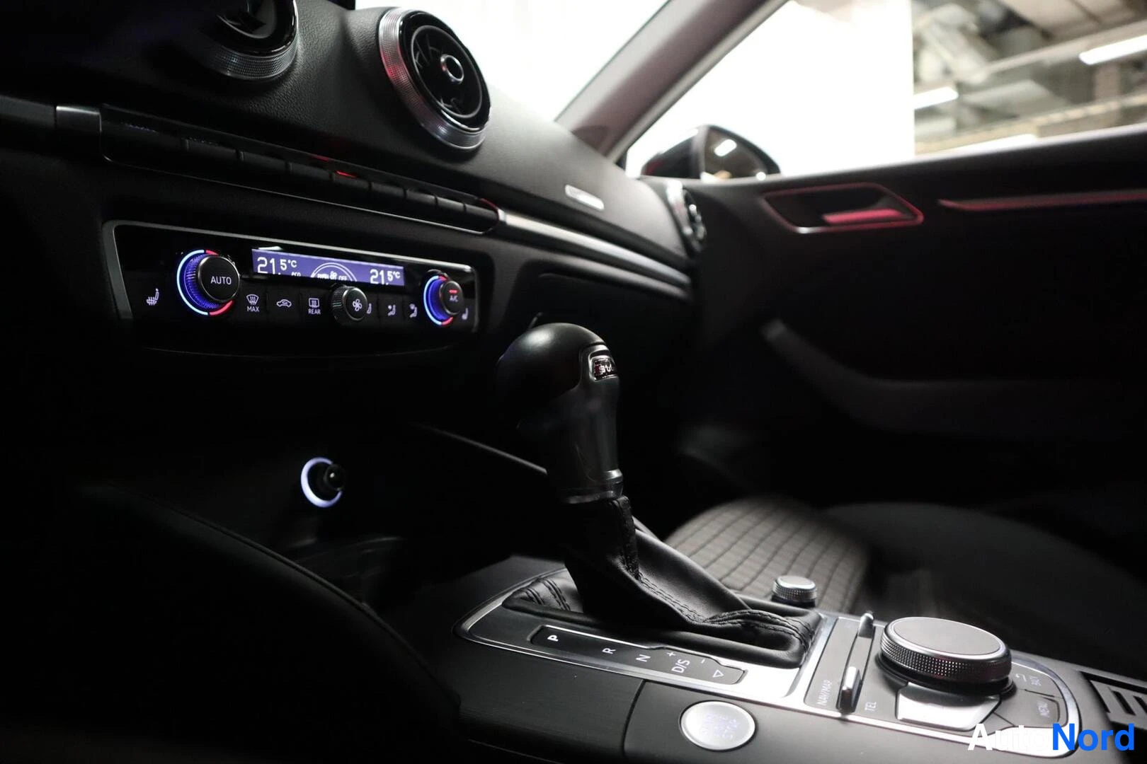 Musta Audi A3 Sportback 2018, ohjaamo, kuva 10