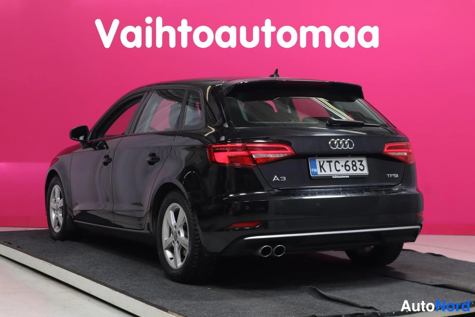 Musta Audi A3 Sportback 2018, takaviisto, kuva 2