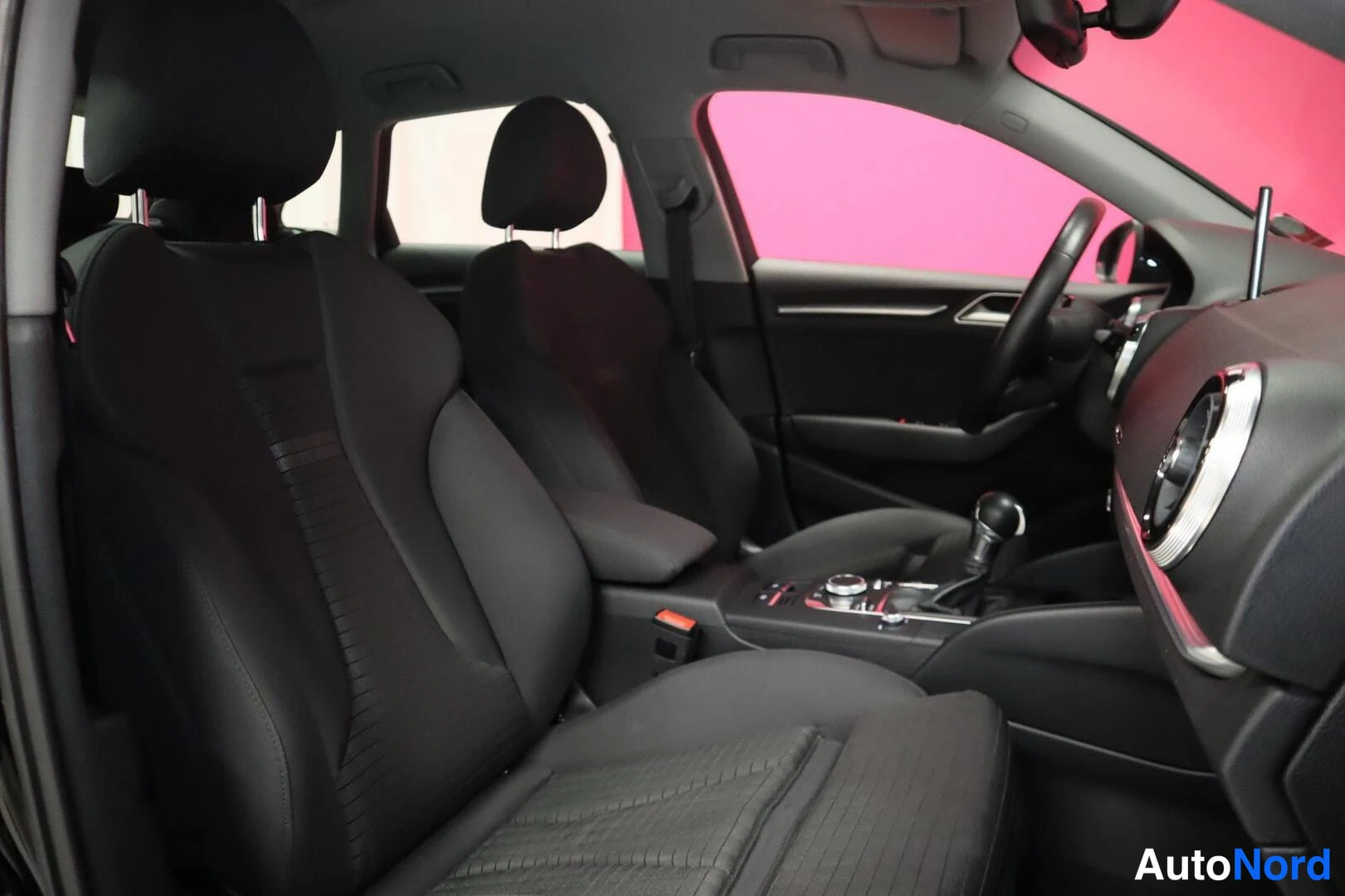 Musta Audi A3 Sportback 2018, etuistuimet, kuva 11