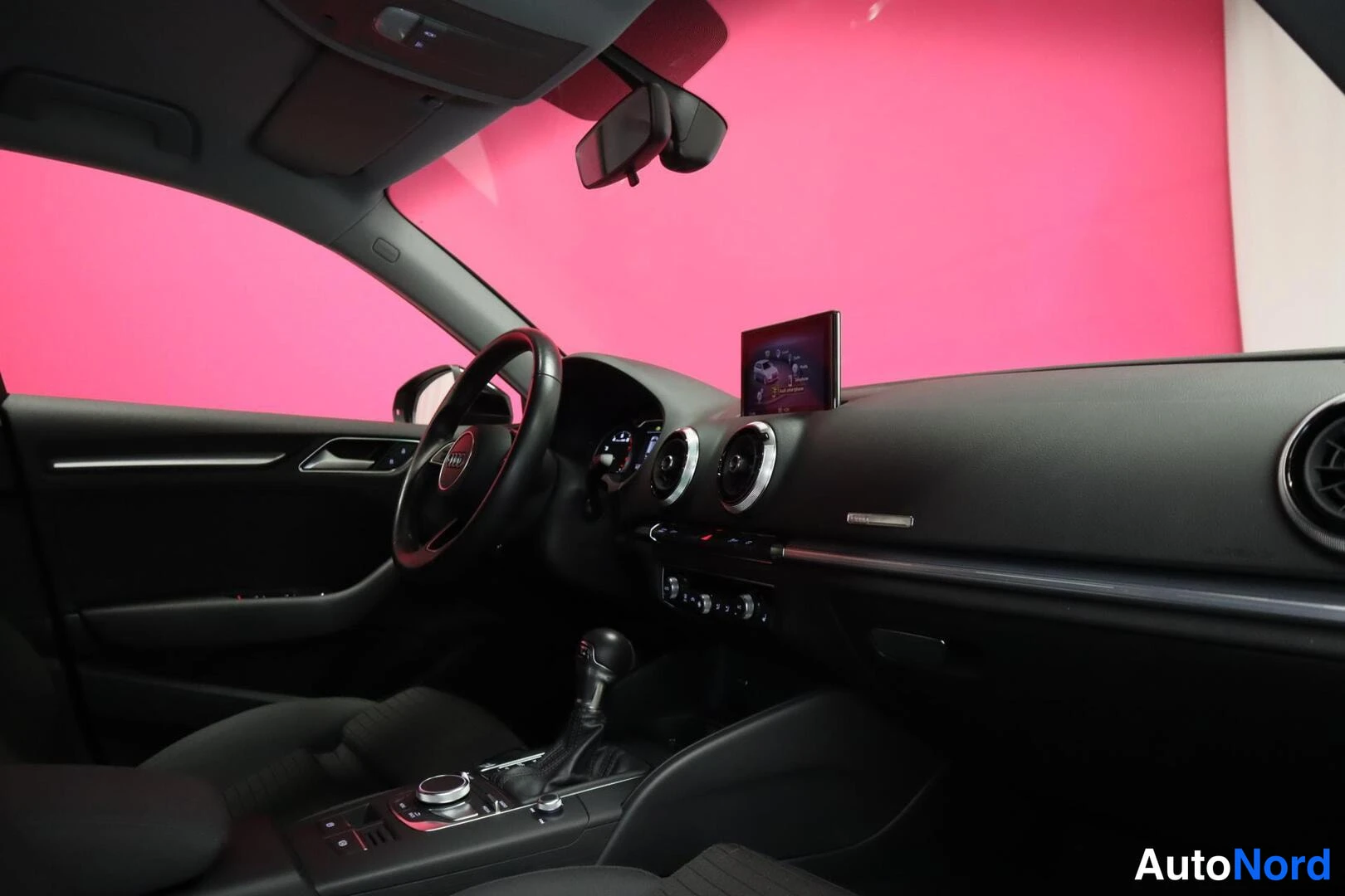 Musta Audi A3 Sportback 2018, ohjaamo, kuva 4