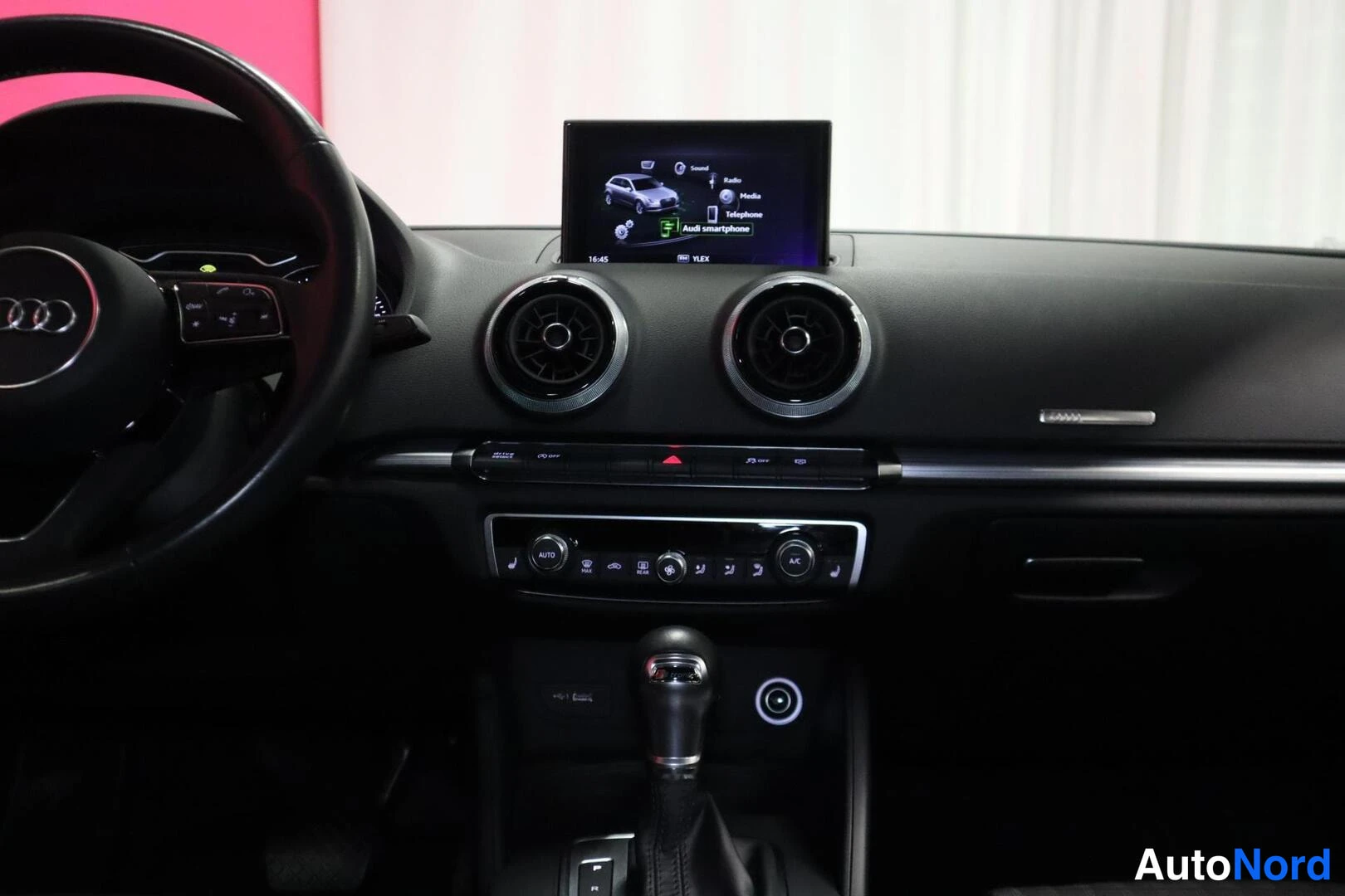 Musta Audi A3 Sportback 2018, ohjaamo, kuva 5