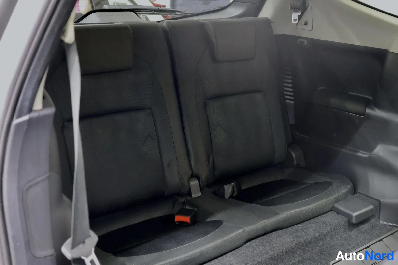 Valkoinen Nissan Qashqai+2 2012, takaistuimet, kuva 14