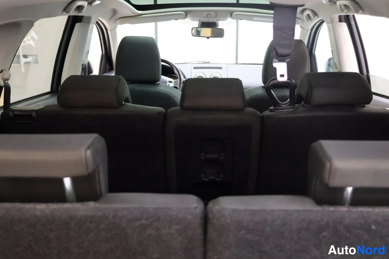 Valkoinen Nissan Qashqai+2 2012, takaistuimet, kuva 15